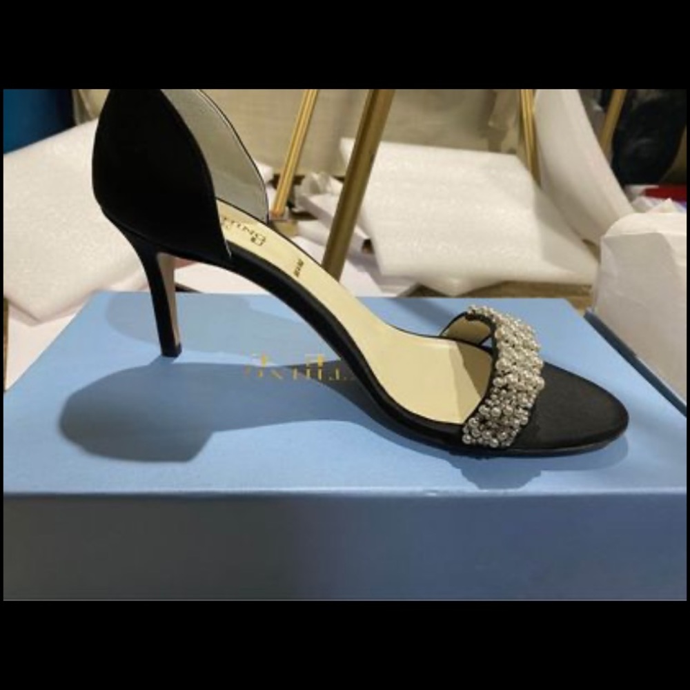 Selling shoes don’t fit! Only tried on. Would go amazing with a wedding dress!